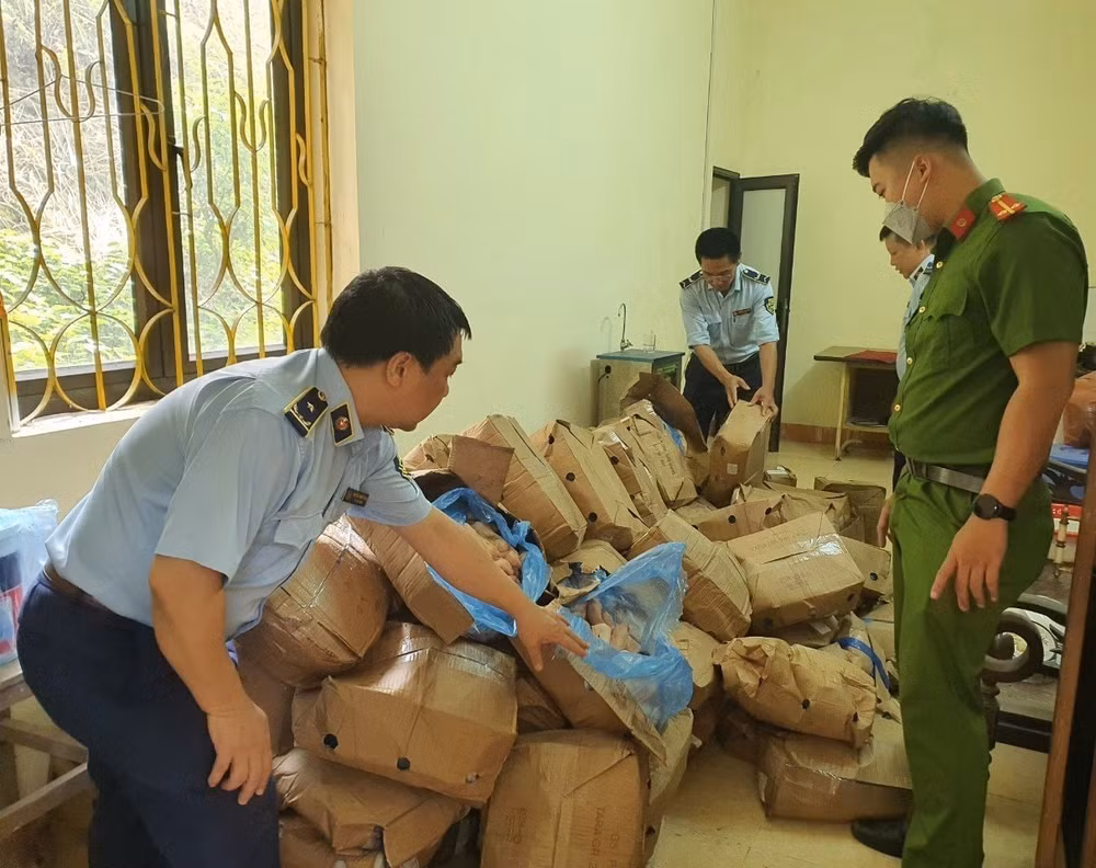 ngan chan kip thoi 15 tan chan lon dong lanh boc mui hoi thoi dang cho di tieu thu hinh 1