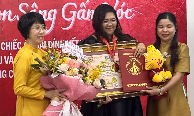 ao dai 220 m cua nha thiet ke phuong ho xac lap ky luc viet nam hinh 2