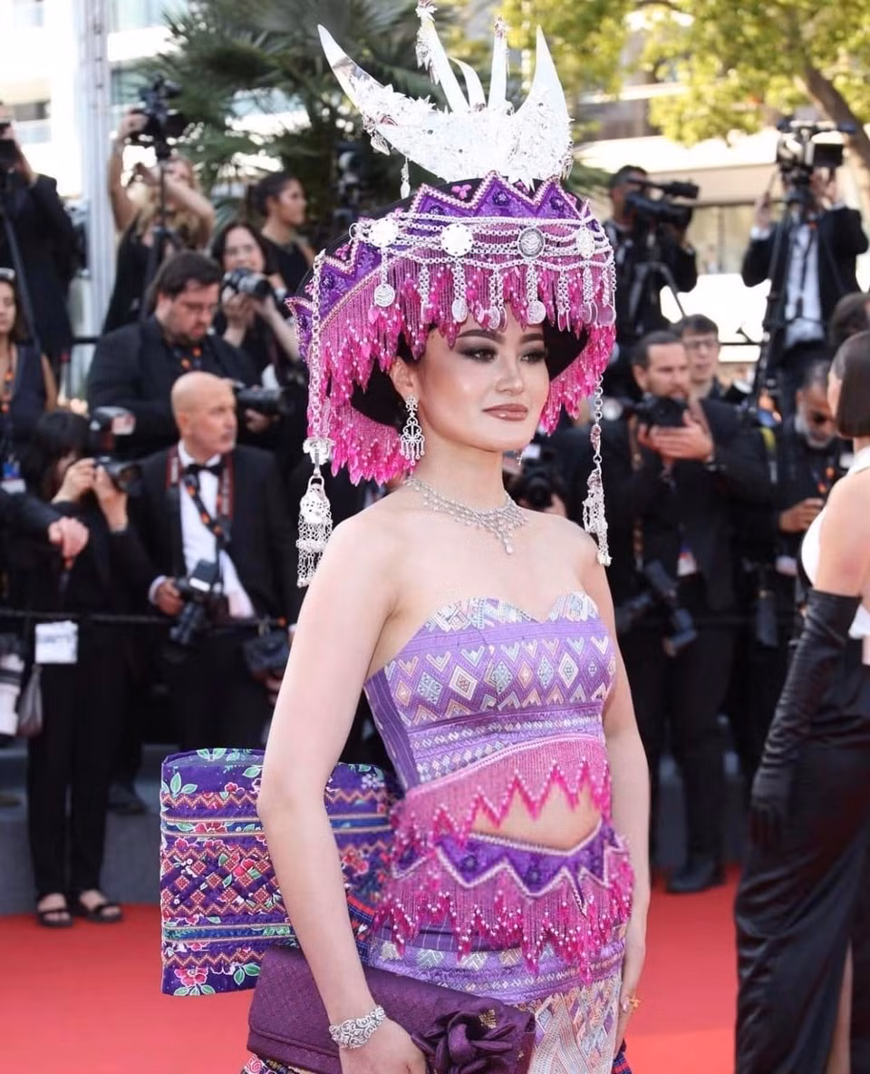 hoa hau lao mac trang phuc hmong tren tham do cannes 2023 hinh 1