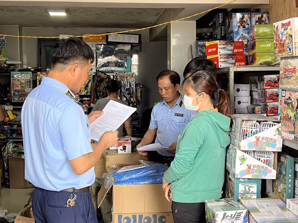 truoc thoi ngay quoc te thieu nhi 1 6 ha noi thu giu gan 2000 san pham do choi tre em nhap lau hinh 1