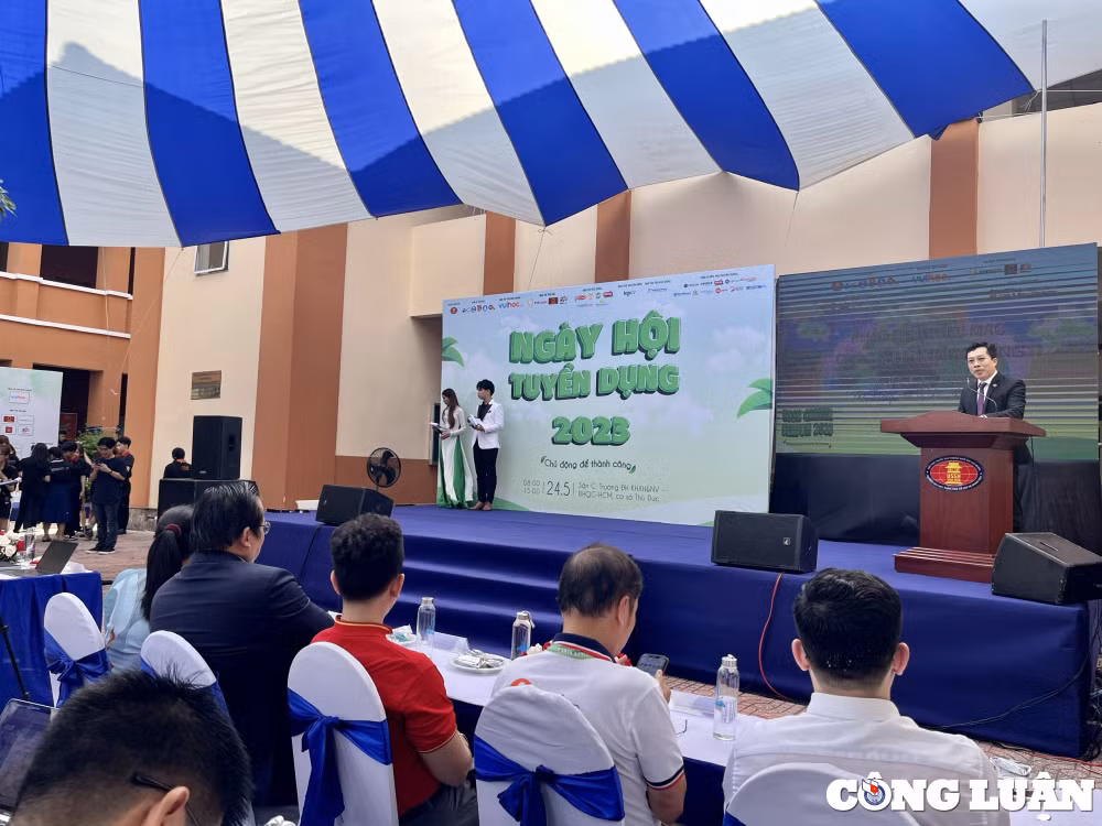 hon 2000 co hoi viec lam cho sinh vien tai ngay hoi tuyen dung hinh 1