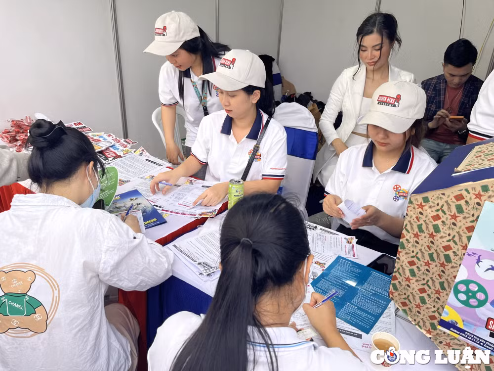 hon 2000 co hoi viec lam cho sinh vien tai ngay hoi tuyen dung hinh 2