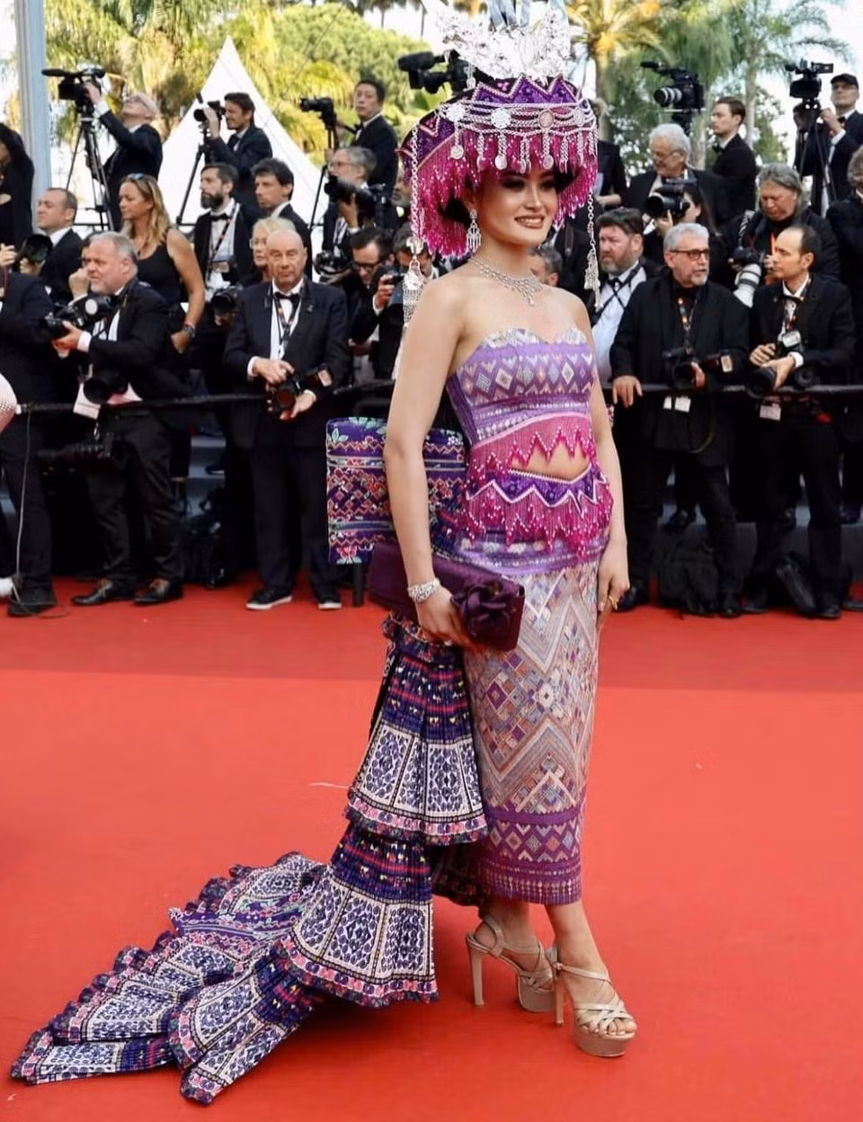 hoa hau lao mac trang phuc hmong tren tham do cannes 2023 hinh 3