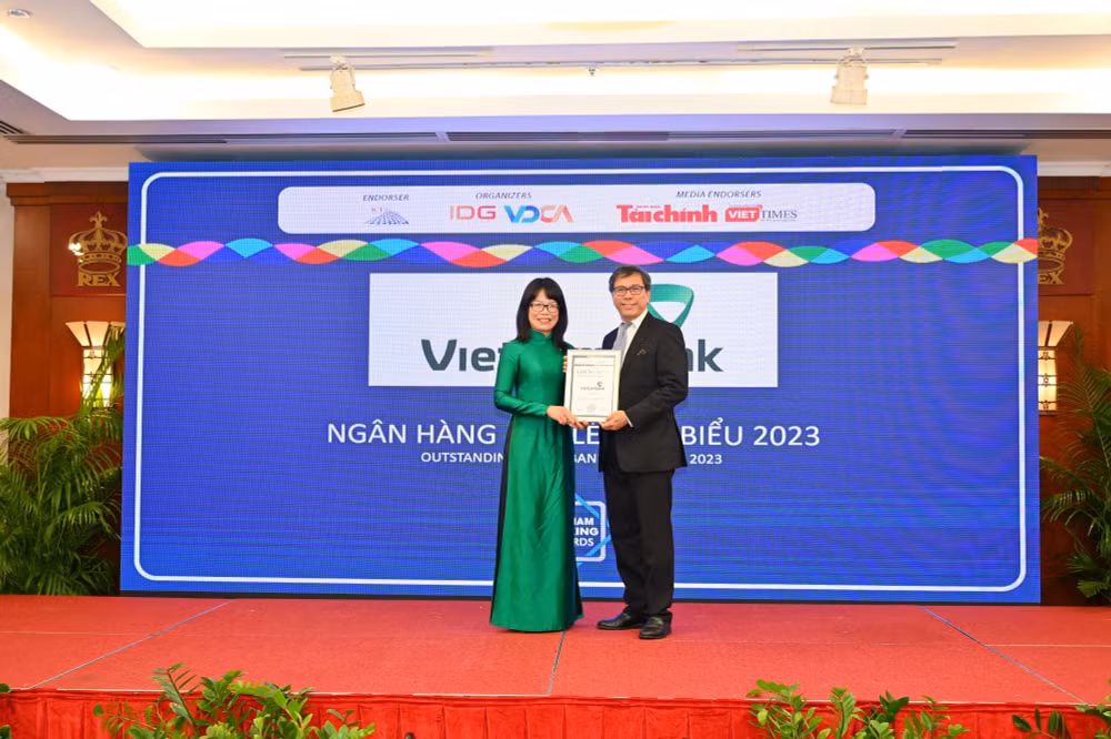 vietcombank duoc trao 3 giai thuong quan trong tai dien dan ngan hang ban le viet nam 2023 hinh 1