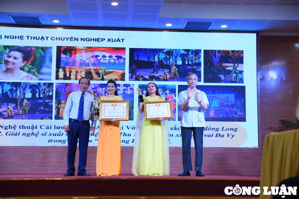 trao giai thuong dao tan cho 5 don vi nghe thuat va 15 van nghe si xuat sac hinh 2