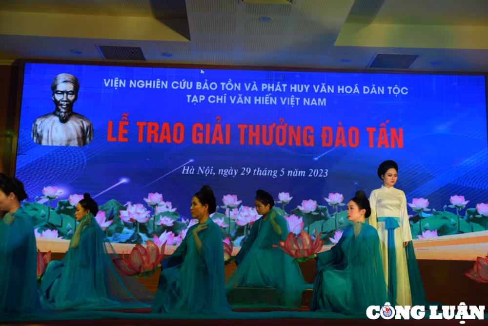 trao giai thuong dao tan cho 5 don vi nghe thuat va 15 van nghe si xuat sac hinh 8