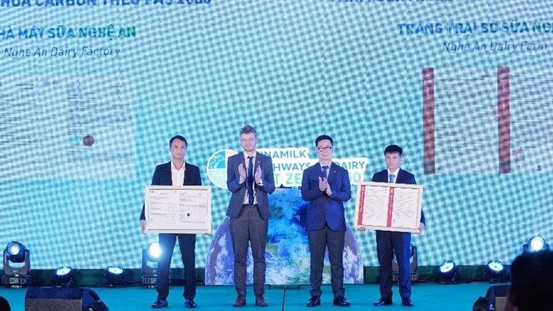 vinamilk la cong ty sua dau tien tai viet nam co nha may va trang trai dat chung nhan trung hoa carbon hinh 3