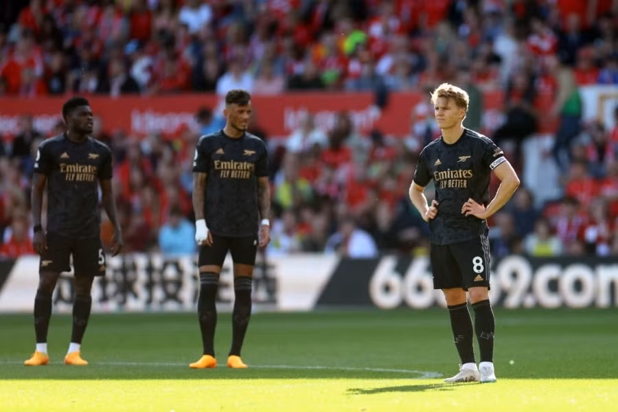 thua nottingham arsenal dang chuc vo dich ngoai hang anh cho man city hinh 2