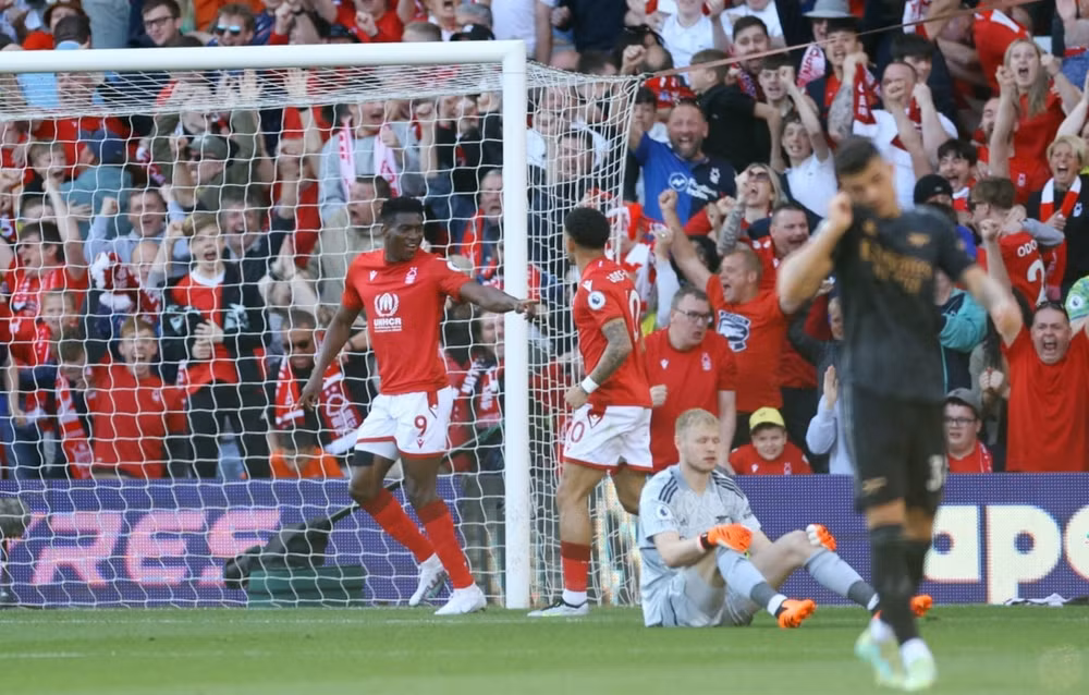 thua nottingham arsenal dang chuc vo dich ngoai hang anh cho man city hinh 3