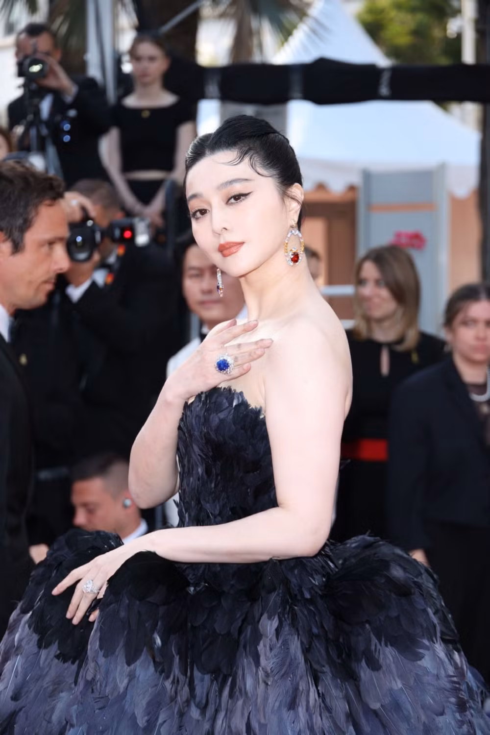 pham bang bang mac dam den sang trong trong dem be mac cannes 2023 hinh 2