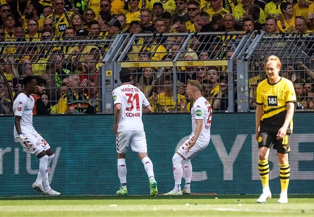ha man bundesliga 2022 23 bayern vo dich dortmund cay dang ve nhi hinh 1