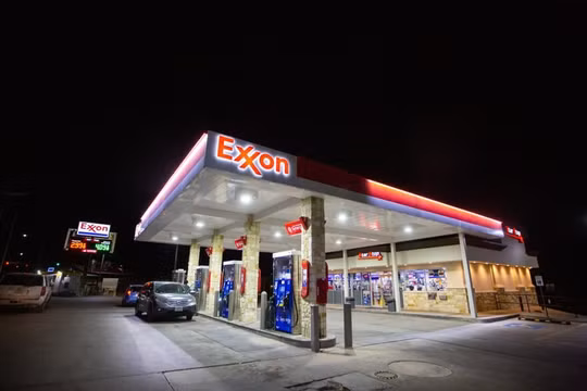 Giá dầu diesel lập đỉnh kỷ lục, bang Texas ban bố tình trạng khẩn cấp
