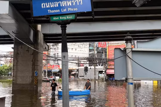 Bangkok cho phép công chức nghỉ làm, học sinh nghỉ học vì ngập lụt diện rộng