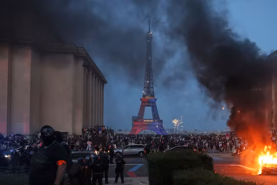 Paris bùng phát bạo loạn, hàng trăm người bị bắt sau khi PSG vô địch Champions League