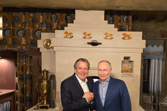 Cựu Thủ tướng Đức đến chúc mừng sinh nhật ông Putin tại nhà riêng