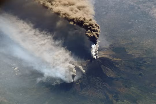 Du khách Mỹ tử vong do sét đánh trên núi lửa đang phun trào Etna của Ý