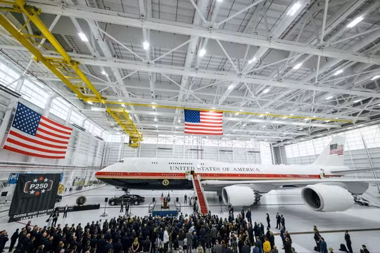 Ông Trump bất ngờ đổi chuyên cơ giữa lúc căng thẳng với Iran leo thang