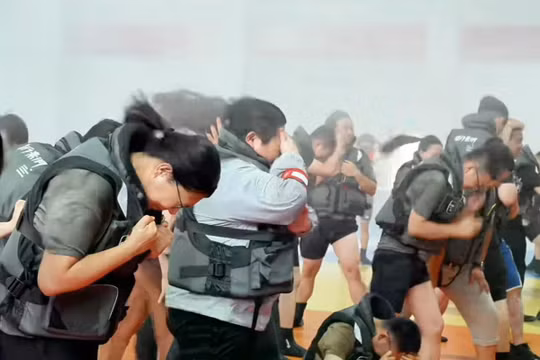 Giới trẻ Trung Quốc chi tiền trải nghiệm thảm họa mô phỏng, rèn luyện kỹ năng sinh tồn
