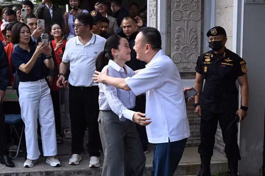 Cựu Thủ tướng Thái Lan Thaksin được trả tự do trước thời hạn