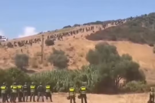 Xuất hiện làn sóng di cư mới vào Ceuta, Morocco quyết trấn áp