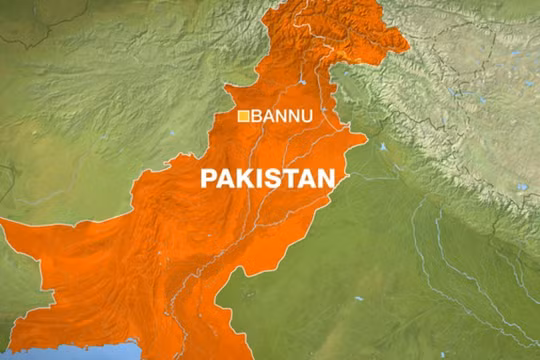 Đánh bom xe và đấu súng tại chốt an ninh ở Pakistan, nhiều cảnh sát thương vong