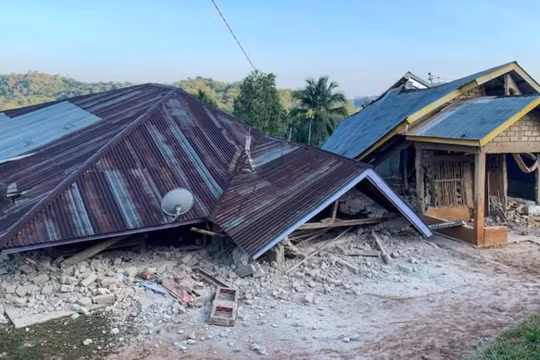 Động đất 7,7 độ ngoài khơi Indonesia khiến ít nhất 2 người thiệt mạng