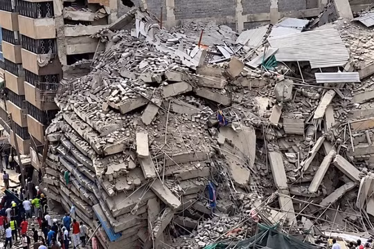 Sập tòa nhà đang xây ở Kenya, nhiều người bị mắc kẹt
