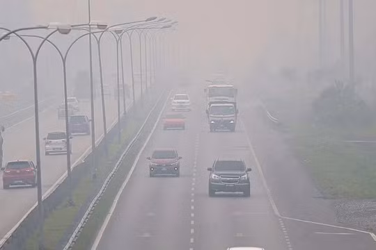 Nhiều trường học tại Malaysia phải tiếp tục đóng cửa do khói mù