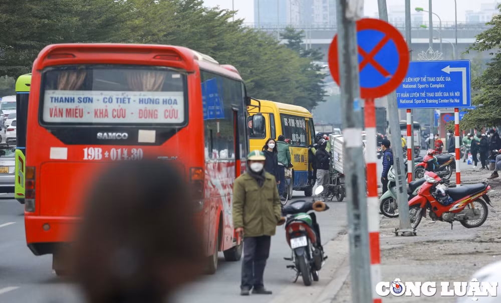 ha noi nguoi dan do ra duong bat xe ve que hang loat xe don khach doc duong hinh 8