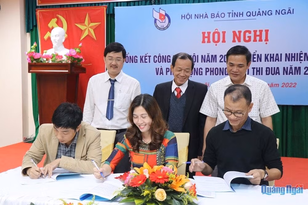 hoi nha bao tinh quang ngai khen thuong cac hoi vien co thanh tich xuat sac hinh 1
