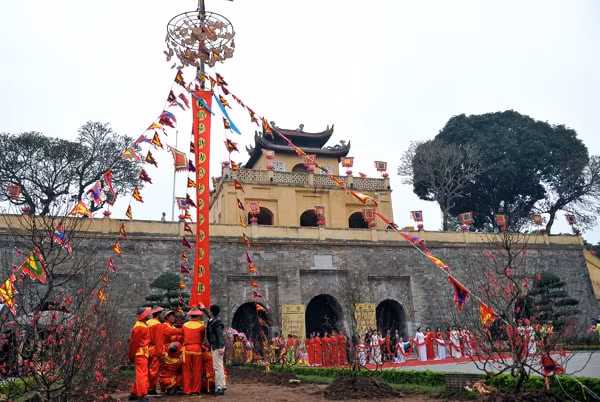 Không gian điện Kính Thiên được trang hoàng lộng lẫy với cờ hoa, quạt, lọng theo phong cách cổ truyền, gợi nhớ hoàng cung xưa. Ảnh: ĐCS