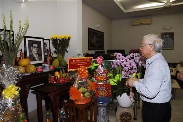 Tổng Bí thư, Chủ tịch nước Nguyễn Phú Trọng thắp hương tưởng nhớ nguyên Tổng Bí thư Nguyễn Văn Linh. Ảnh: TTXVN