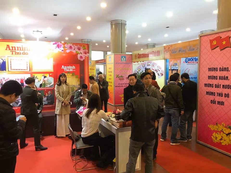 Độc giả tham quan các gian trưng bày tại Hội Báo Xuân. Ảnh:Minh Nguyệt