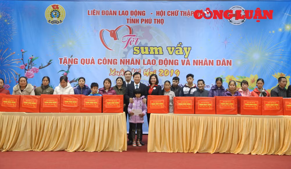Phó Thủ tướng Trịnh Đình Dũng trao quà cho công nhân lao động có hoàn cảnh khó khăn và nhân dân.