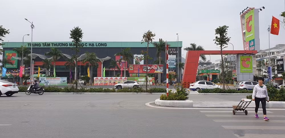 Bài Hạ Long Trung tâm thương mại TP. Hạ Long.