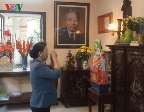 Chủ tịch Quốc hội dâng hương tưởng niệm cố Chủ tịch Hội đồng Bộ trưởng Phạm Hùng. Ảnh: VOV