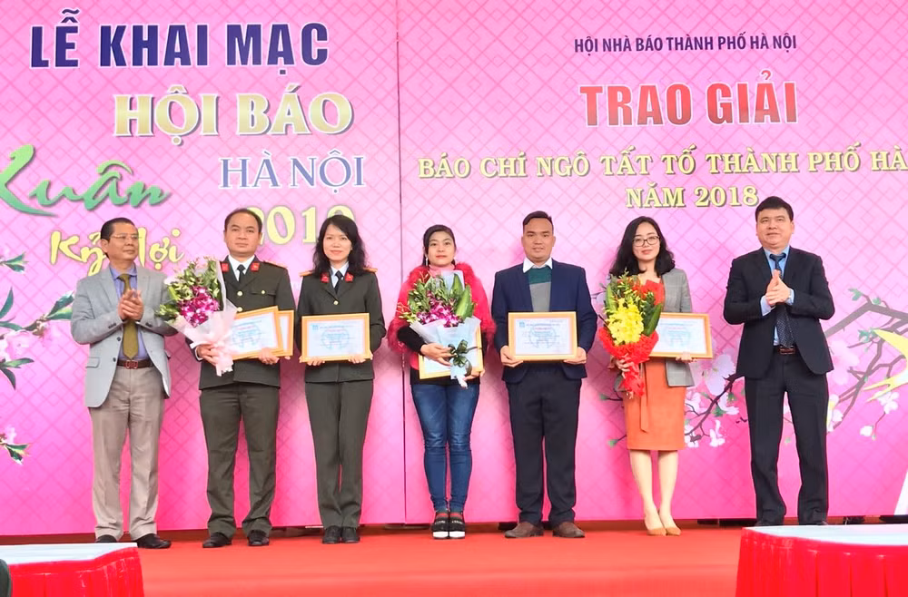 Trao giải Nhì Giải Báo chí Ngô Tất Tố TP Hà Nội năm 2018 cho các tác giả có các tác phẩm đạt giải.