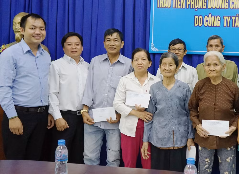 Những phần quà do Tập đoàn Tân Hiệp Phát trao tặng góp phần mang đến cho các hộ gia đình một mùa xuân ấm áp
