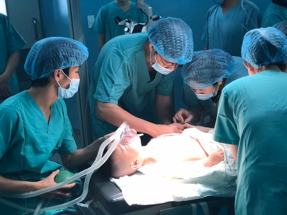 Bệnh viện Trung ương Huế triển khai mổ cấy điện cực ốc tai – cứu tinh của trẻ điếc bẩm sinh.