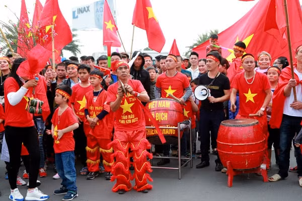 Người hâm mộ chào đón những người hùng của bóng đá Việt Nam - Ảnh VFF