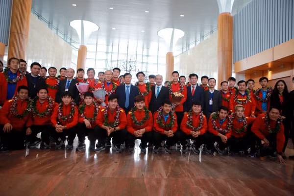 Toàn đội chụp ảnh với lãnh đạo Bộ Văn hóa, Thể thao & Du lịch - Ảnh VFF