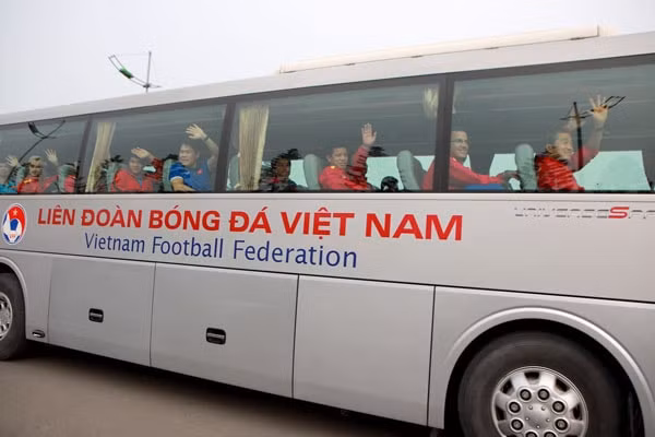 Các tuyển thủ vẫy tay cảm ơn tình cảm đặc biệt của các CĐV - Ảnh VFF