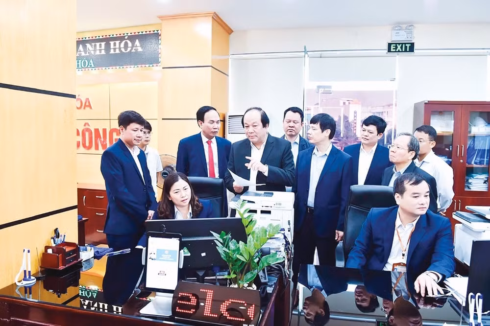 Tổ công tác của Thủ tướng Chính phủ kiểm tra hoạt động tại Trung tâm hành chính công tỉnh Thanh Hóa.