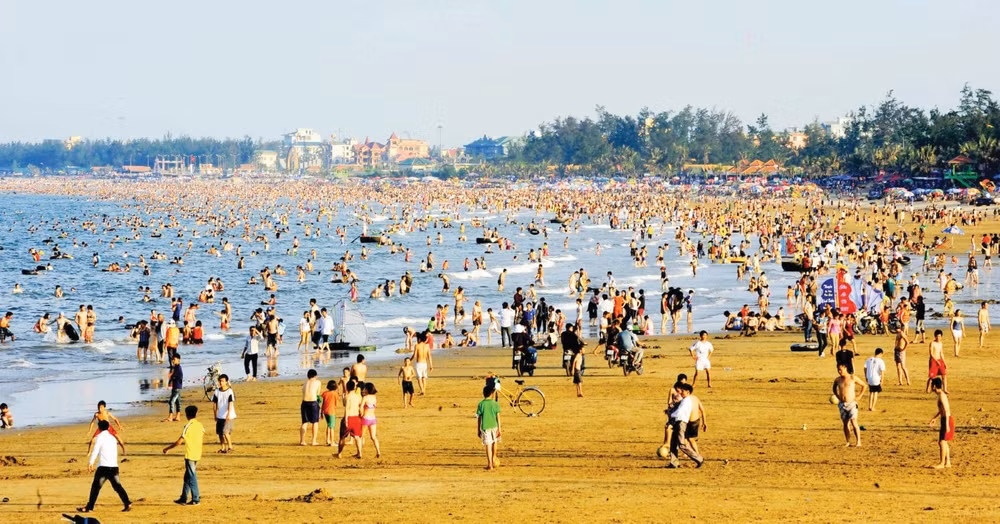 Không khí tấp nập đông vui của du khách trên bãi biển Cửa Lò khi hè đến.
