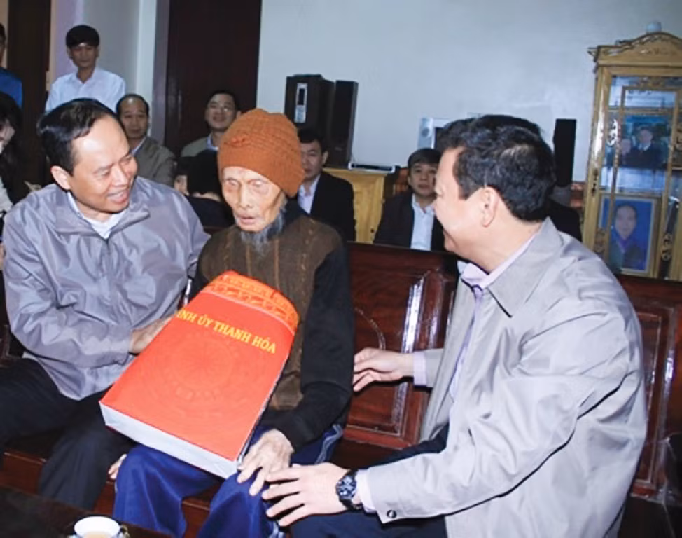 Bí thư Tỉnh ủy Thanh Hóa Trịnh Văn Chiến (bên trái) trao quà tới gia đình chính sách tại huyện Thọ Xuân.