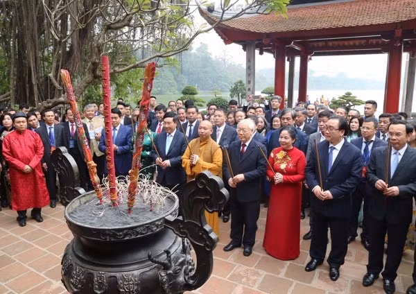 Tổng Bí thư, Chủ tịch nước và Phu nhân cùng các đại biểu dâng hương tại đền Ngọc Sơn. Ảnh: VGP