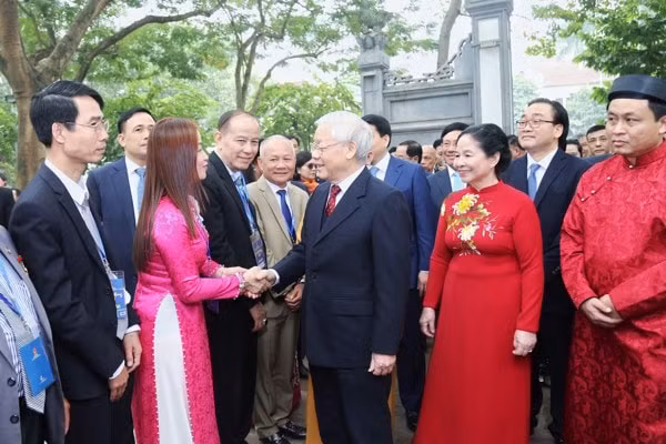 Tổng Bí thư, Chủ tịch nước thân mật trò chuyện, thăm hỏi tình hình đời sống, công tác, làm ăn kinh doanh của bà con kiều bào. Ảnh: VGP