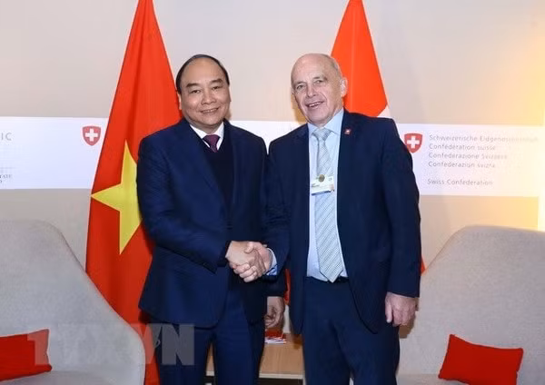 Thủ tướng Nguyễn Xuân Phúc và Tổng thống Thụy Sĩ Ueli Maurer. Ảnh: TTXVN