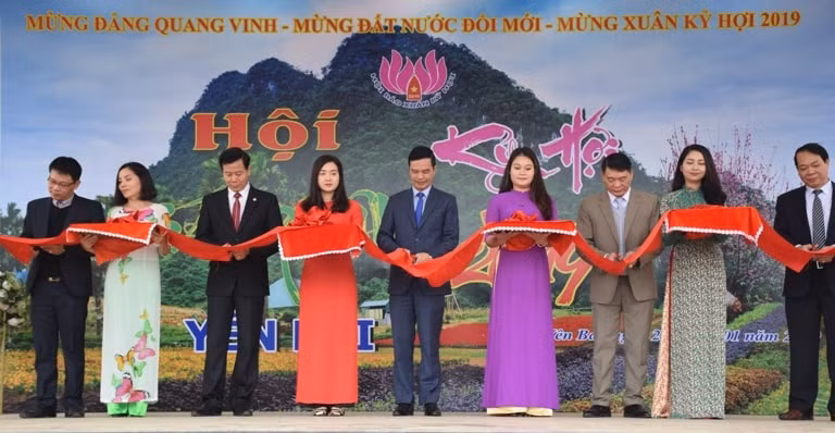Lễ cắt băng Khai mạc Hội báo Xuân Kỷ Hợi 2019 tại Yên Bái. Ảnh: Báo Yên Bái.