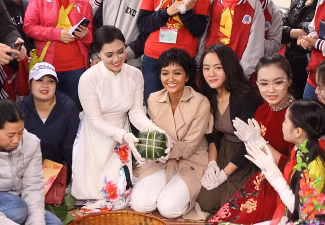 Hoa hậu H'Hen Niê cùng các học sinh thủ đô tham gia gói bánh chưng. Ảnh: baoquocte